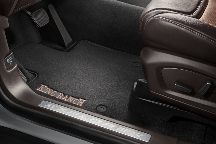 Espacio para pies del lado del conducto en el modelo Ford Explorer® King Ranch® 2023