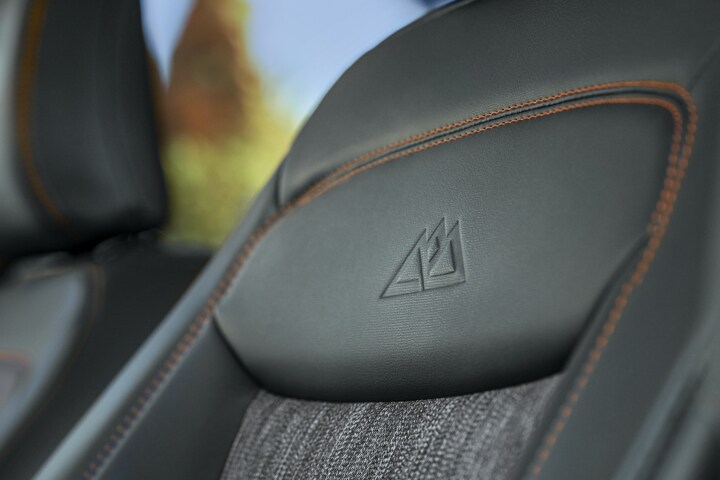 El asiento de la Ford Explorer® Timberline® 2023 con inserciones de tela Heathered, logo Timberline y costuras en Deep Tangerine