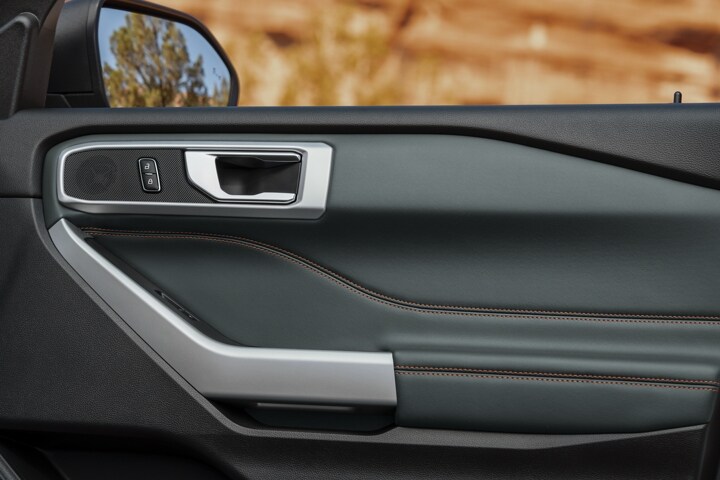 Panel de la puerta del pasajero de la SUV Ford Explorer® Timberline® 2023 con costuras en Deep Tangerine