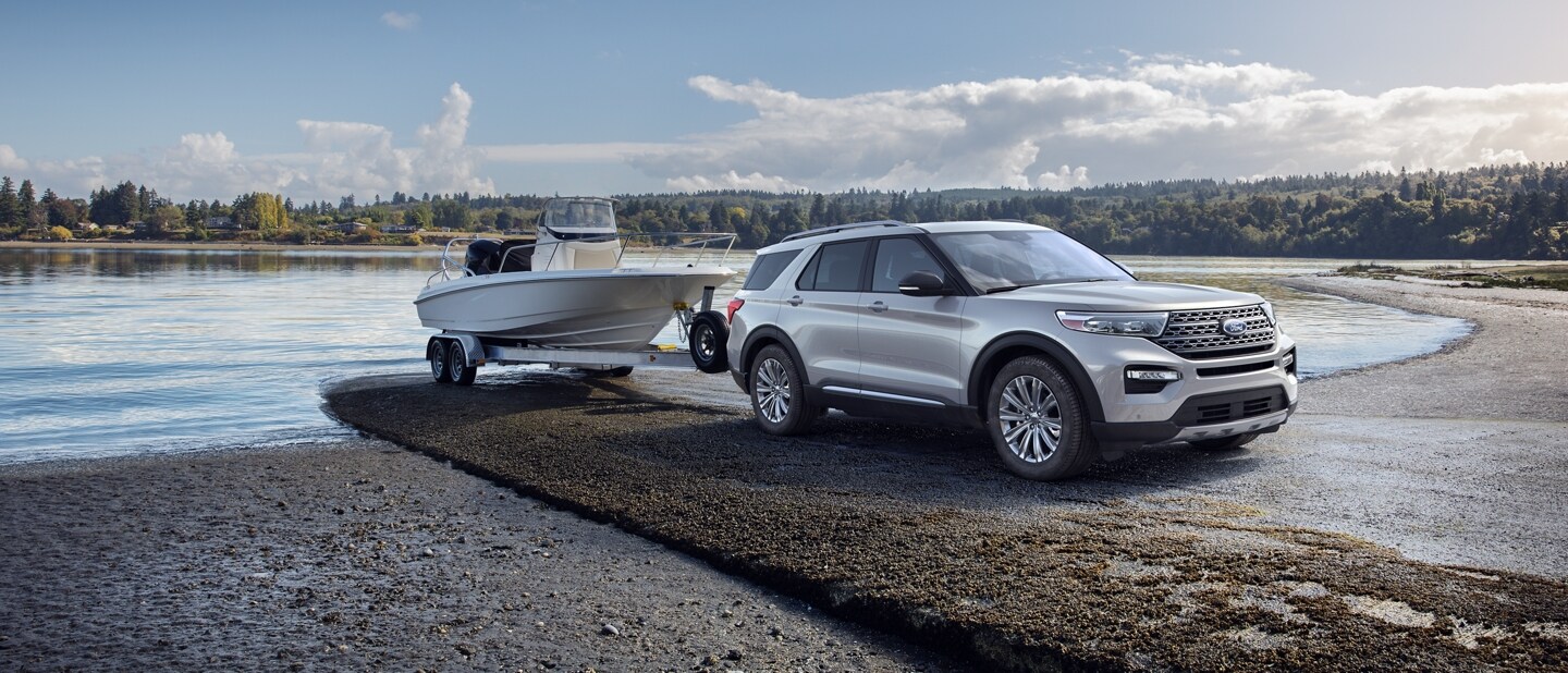 Una SUV Ford Explorer® 2023 remolcando una embarcación sobre un tráiler
