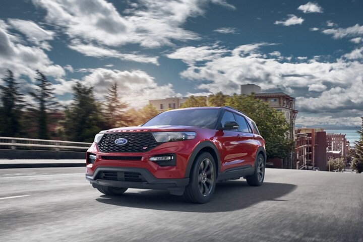 El modelo Ford Explorer® ST 2023 alejándose de un pueblo