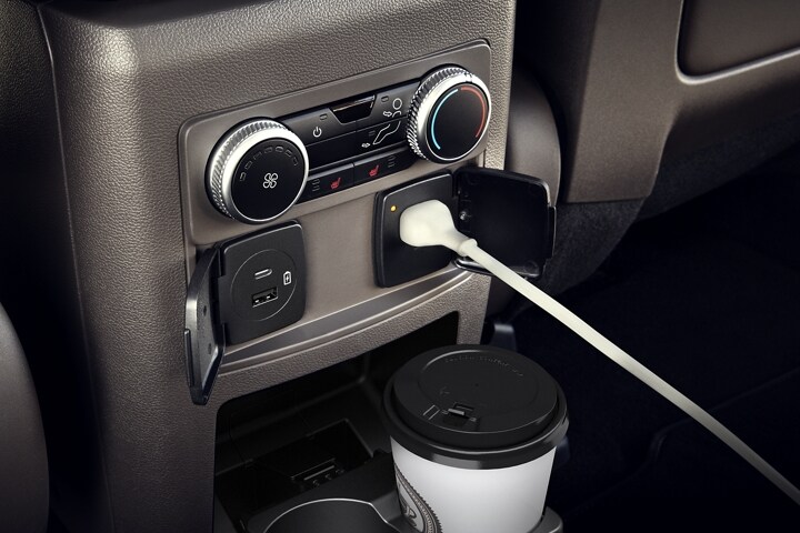Una SUV Ford Explorer® 2023 con dos puertos USB de carga inteligente en la segunda fila y un tomacorriente de 110 voltios