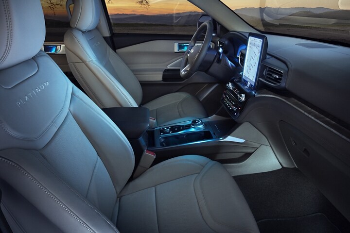 Interior del modelo Ford Explorer® Platinum 2023 con iluminación ambiental en Blue