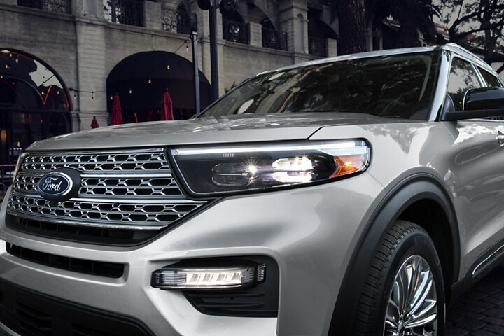 Una SUV Ford Explorer® 2023 con faros delanteros adaptativos disponibles con exclusivas luces LED