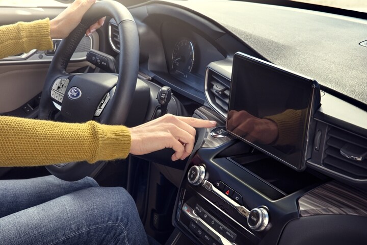 La SUV Ford Explorer® 2023 con una persona que está por presionar el botón de encendido