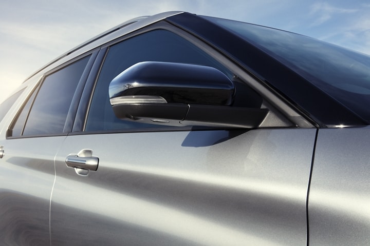 Vista lateral del espejo de una SUV Ford Explorer® Platinum 2023 en Iconic Silver Metallic