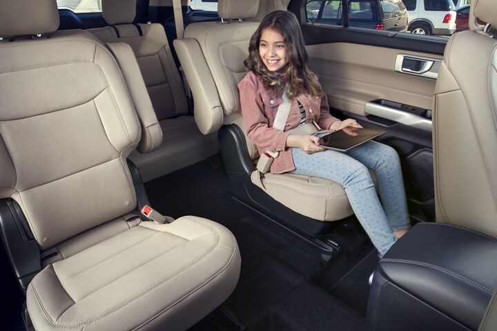 Una Ford Explorer® 2023 con un niño sentado en la segunda fila con un tablet