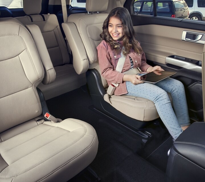Una Ford Explorer® 2023 con un niño sentado en la segunda fila con un tablet