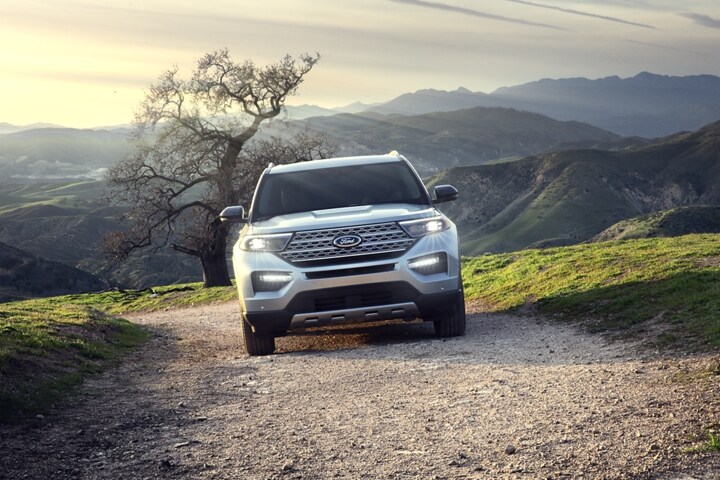 La SUV Ford Explorer® 2023 en Iconic Silver Metallic circulando por una carretera de montaña