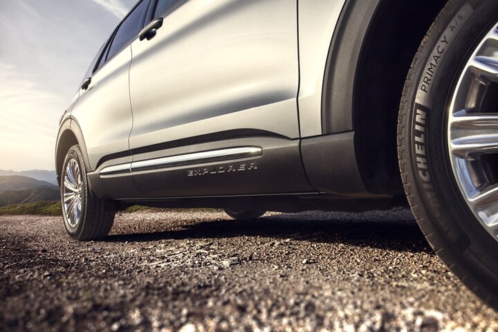 Una SUV Ford Explorer® 2023 estacionada con una vista del ángulo inferior del reborde de las ruedas