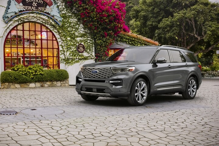 El modelo Ford Explorer® 2023 en frente de una tienda con enredaderas
