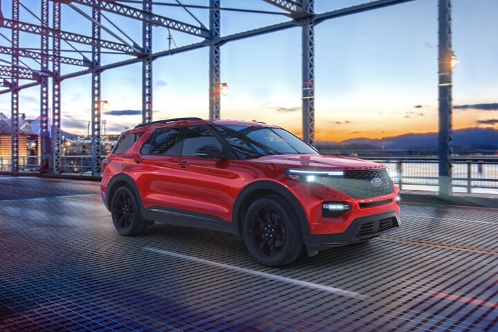 El modelo Ford Explorer® ST 2023 en Rapid Red Metallic Tinted Clearcoat circulando por un puente