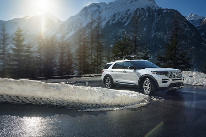 El modelo Ford Explorer® Limited 2023 doblando una curva en condiciones nevadas