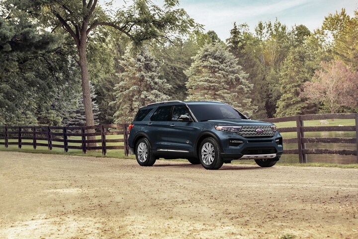 El modelo Ford Explorer® King Ranch® 2023 estacionado junto a un estanque
