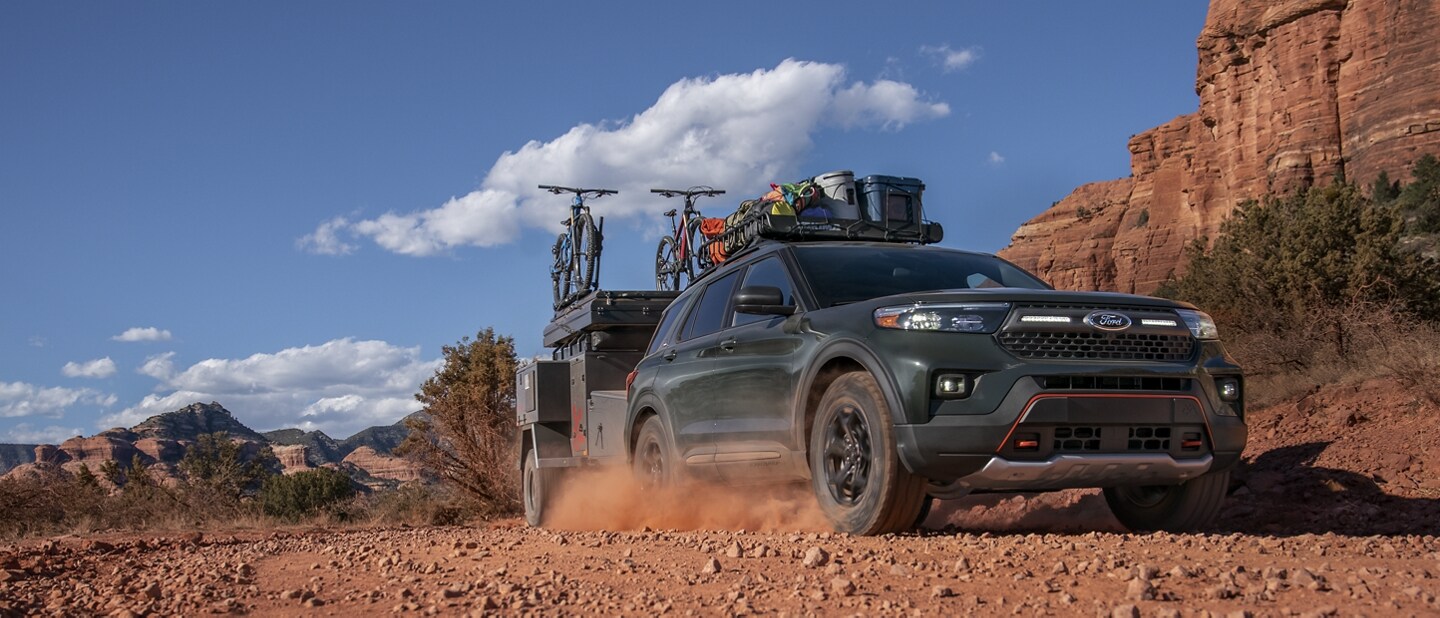 Una SUV Ford Explorer® Timberline® 2023 remolcando una casa rodante en el desierto