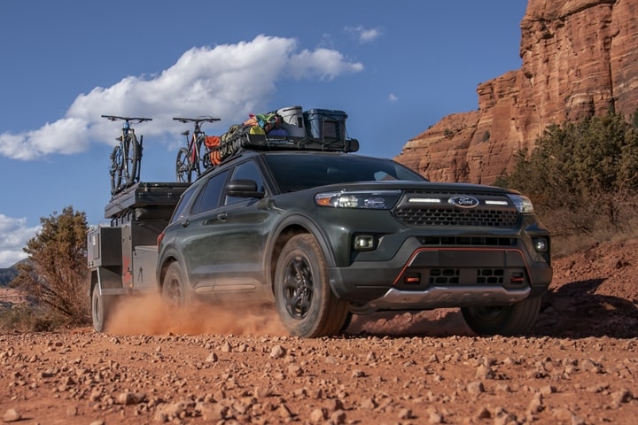 El modelo Ford Explorer® Timberline® 2023 circulando por el desierto mientras remolca un tráiler
