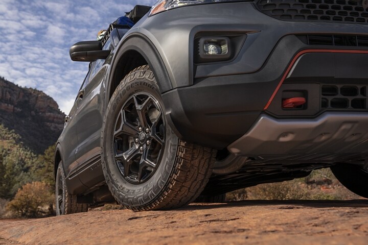 El modelo Ford Explorer® Timberline® 2023 en Forged Green estacionado en un desierto
