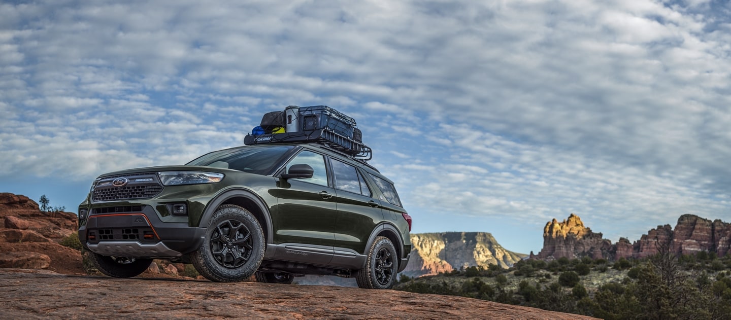 Una SUV Ford Explorer® Timberline® 2023 con portaequipaje Yakima® MegaWarrior repleta de equipos estacionada en un desierto