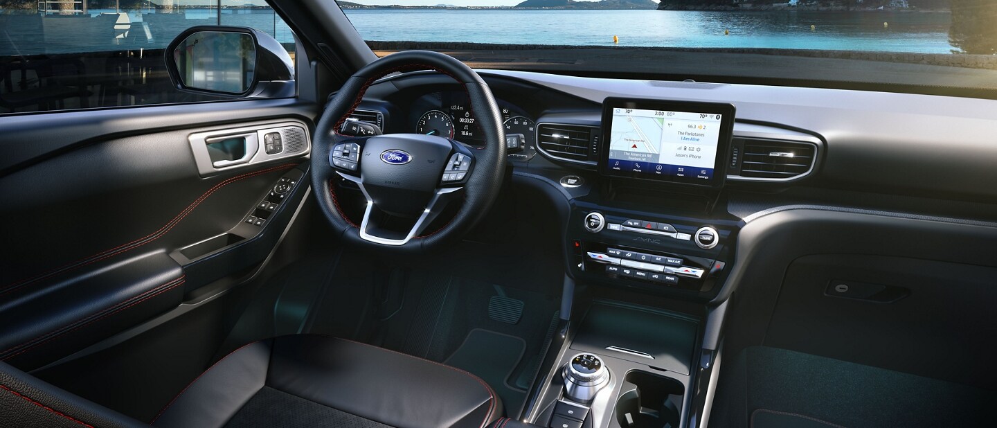Interior del modelo Ford Explorer® ST-Line 2023 con iluminación ambiental en Blue