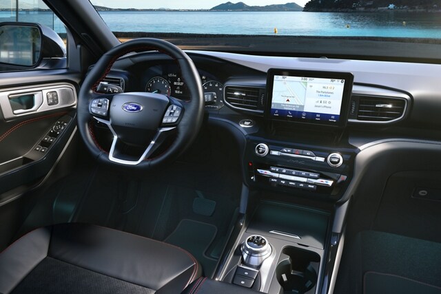 Interior del modelo Ford Explorer® ST-Line 2023 con iluminación ambiental en Blue
