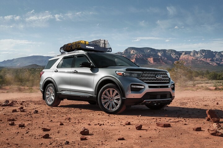 La SUV Ford Explorer® 2023 con rejilla para carga Yakima® MegaWarrior estacionada en un desierto