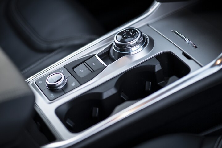 La consola central de una SUV Ford Explorer® 2023 con dial giratorio en la palanca de cambios