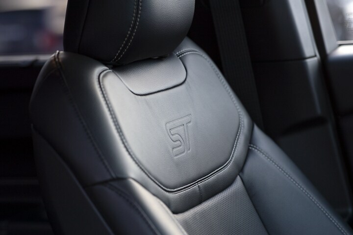 Modelo Ford Explorer® ST 2023 con Paquete ST High con asientos de cuero con inserciones microperforadas y logotipo ST