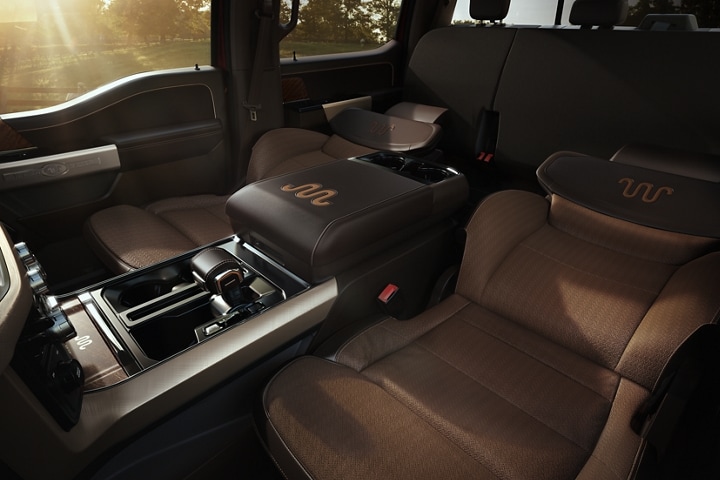 Interior de una Ford F-150® King Ranch® 2023 con asientos delanteros completamente reclinados