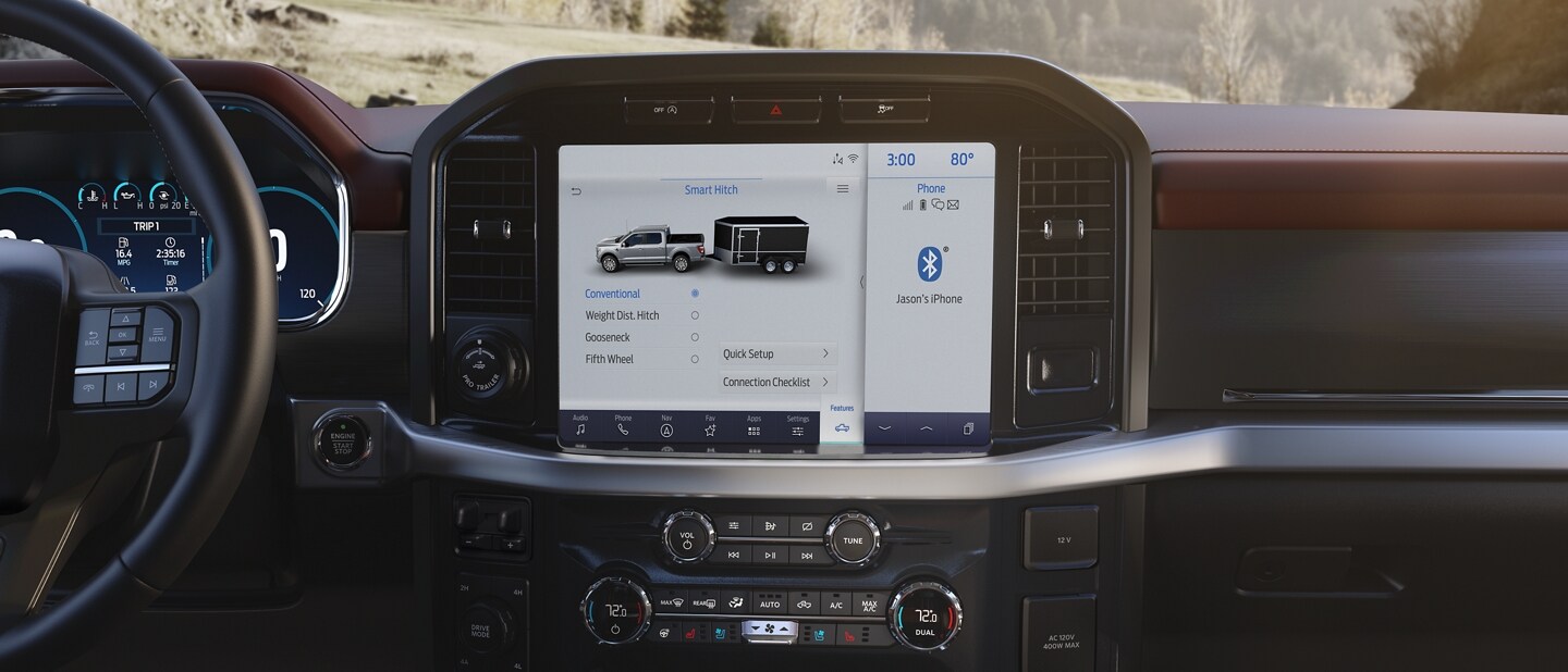 Primer plano del interior de la Ford F-150® 2023 con la tecnología Smart Hitch en la pantalla táctil central