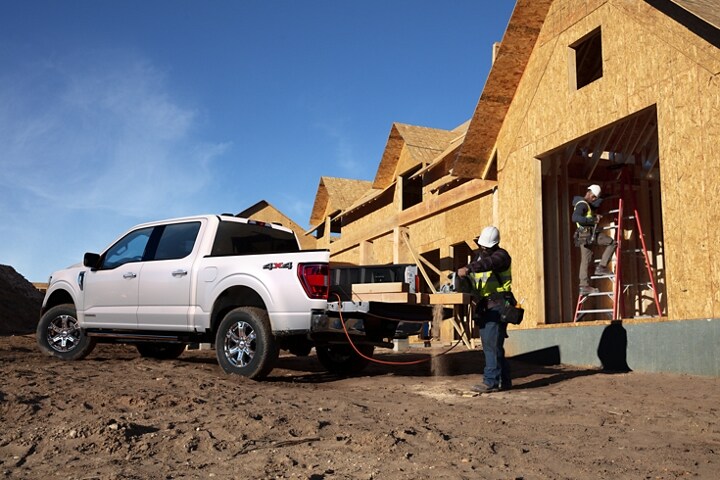 Trabajadores de la construcción trabajando en una Ford F-150® 2023
