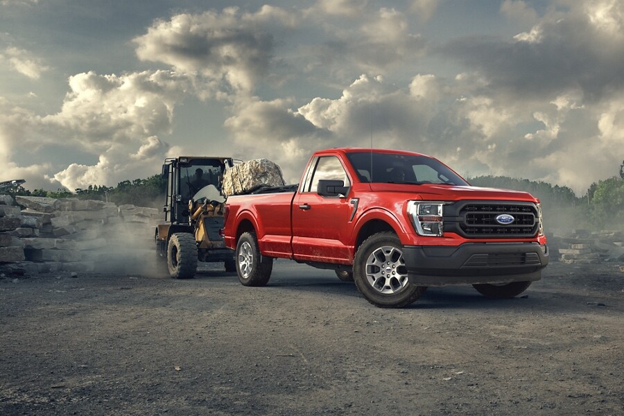 Una Ford F-150® 2023 en la que se está cargando una roca en una cantera