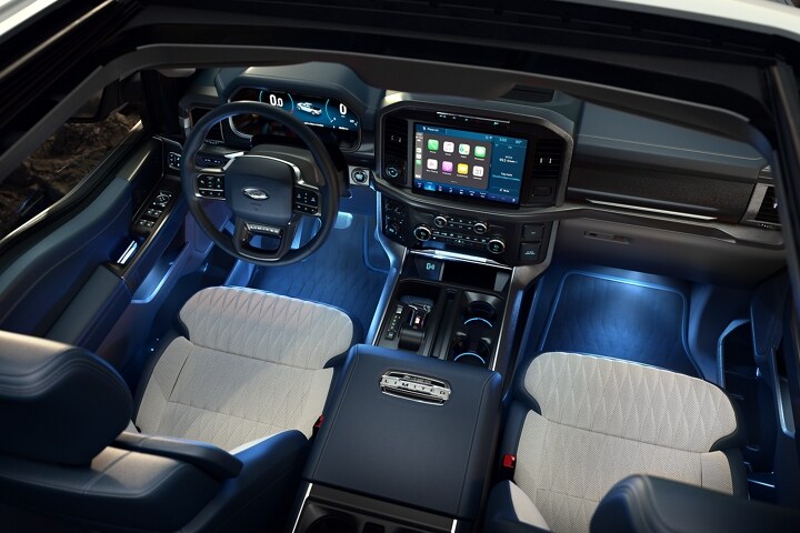 Vista superior del interior de la Ford F-150 2023 con iluminación ambiental en un fabuloso Ice Blue®