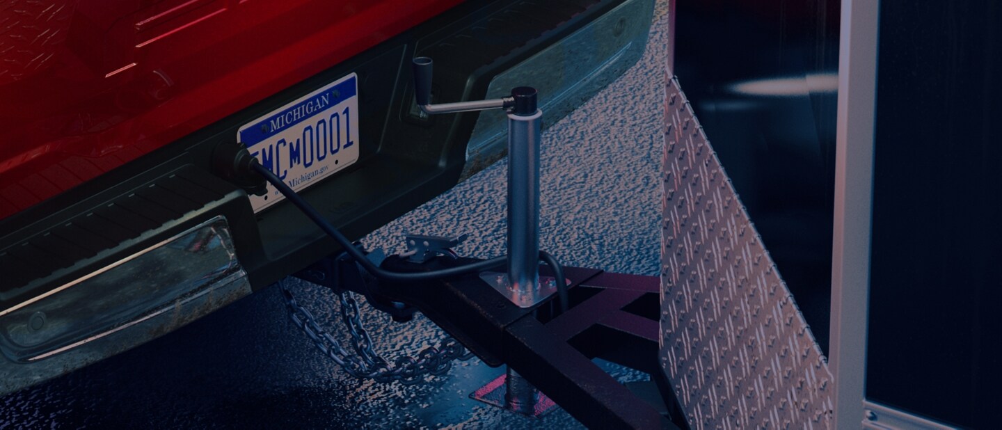 Primer plano de una Ford F-150® 2023 enganchada a un tráiler