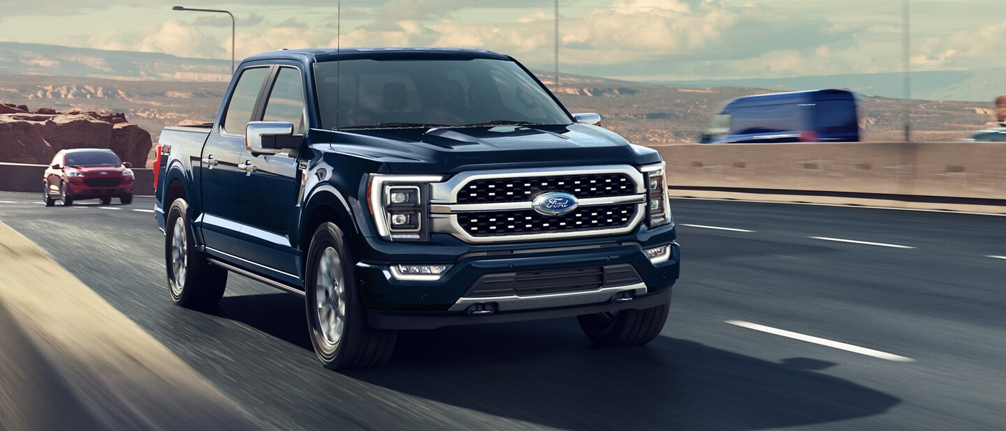 Una Ford F-150® 2023 circulando por una autopista