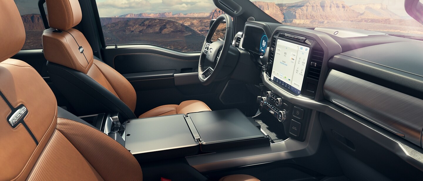 El interior de una Ford F-150® 2023 con asientos y superficie de trabajo plegada