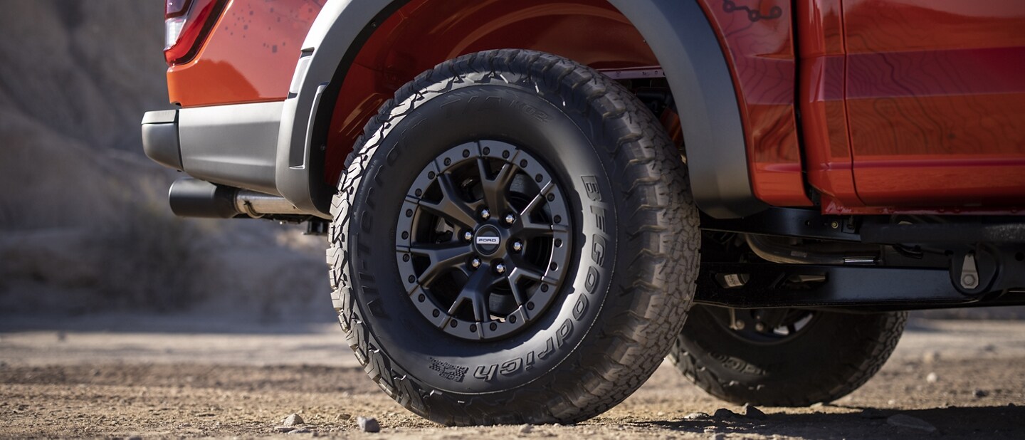 Primer plano de la rueda trasera de una Ford F-150® Raptor® 2023