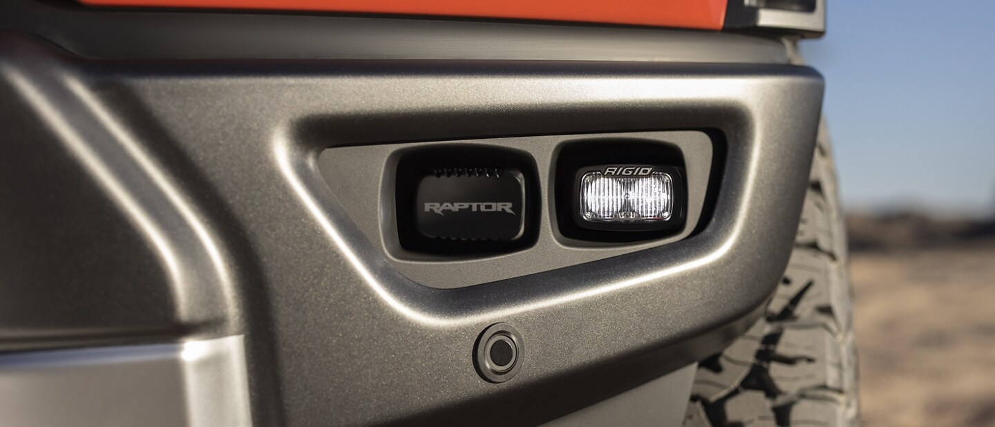 Primer plano de la luz todo terreno rigid de una Ford F-150® Raptor® 2023