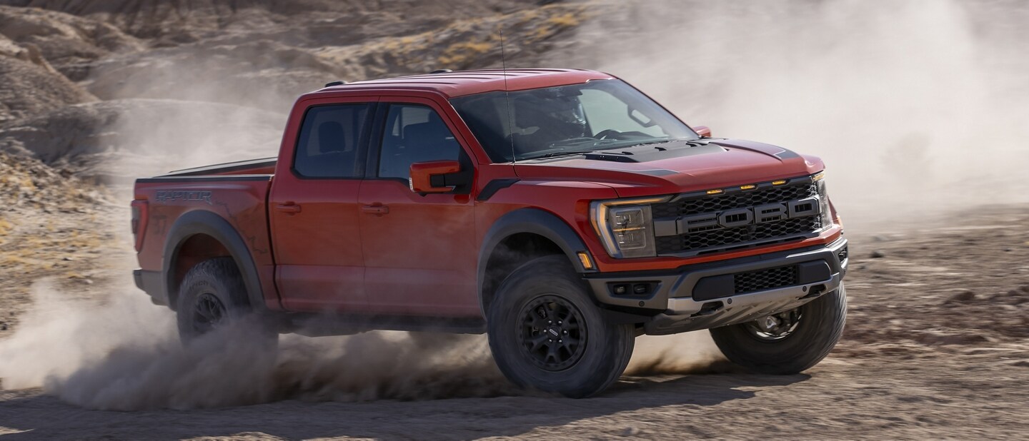 Una Ford F-150® Raptor® 2023 circulando por el desierto y levantando tierra