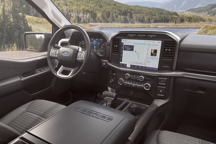 El interior de la Ford F-150® 2023 muestra la amplia cabina delantera y el panel de instrumentos central