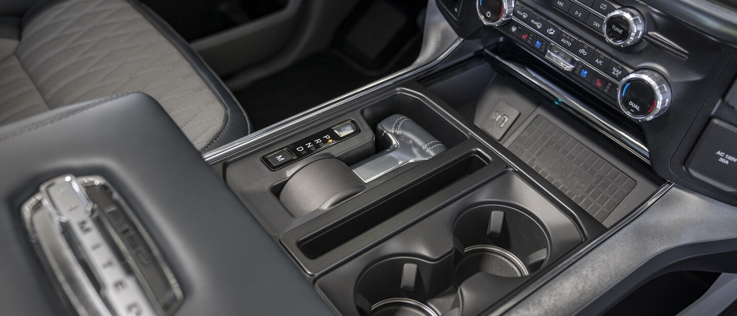 Interior de una Ford F-150® 2023 con palanca de cambios plegable