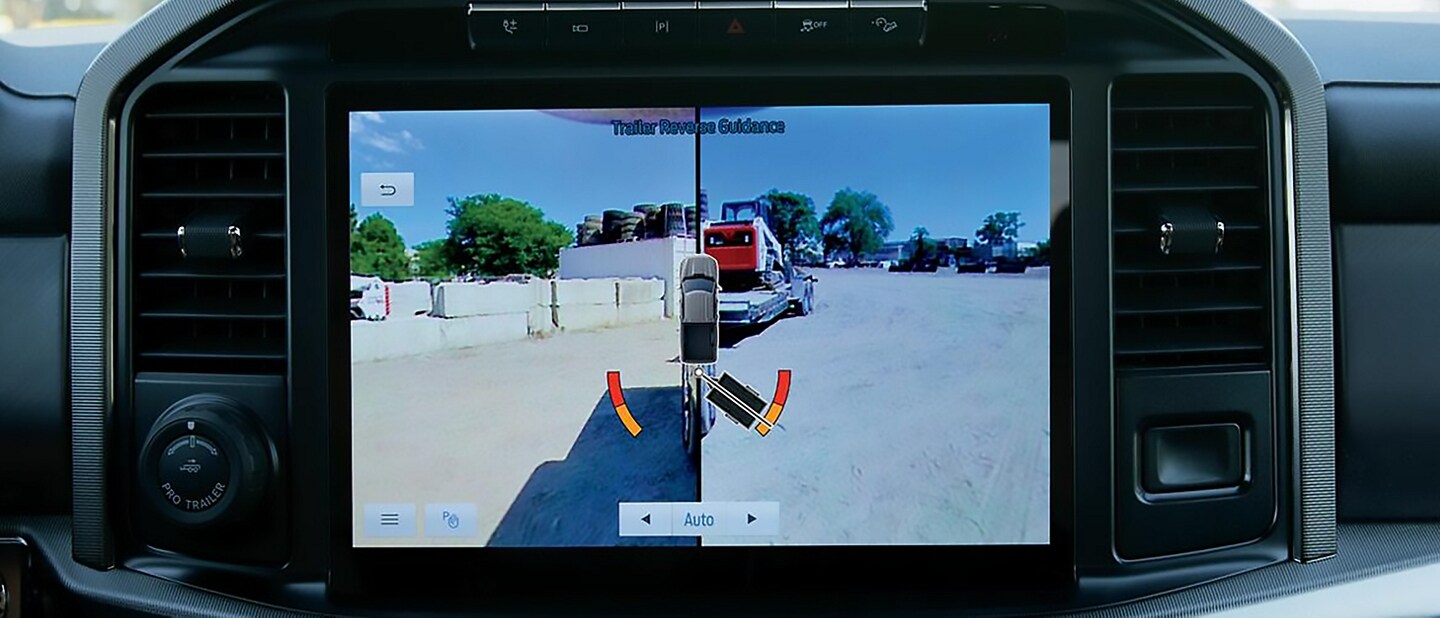 Primer plano de una Ford F-150® 2023 alineando la bola de enganche al enganche de un tráiler