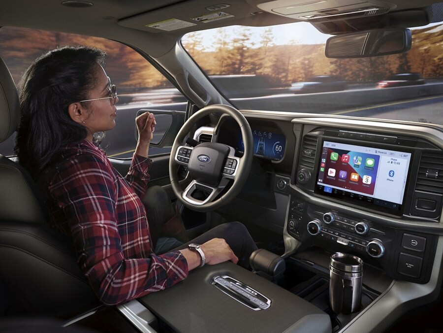 Driver's perspective of the Head-Up Display projected on to the windshield viewing the BlueCruise® screen