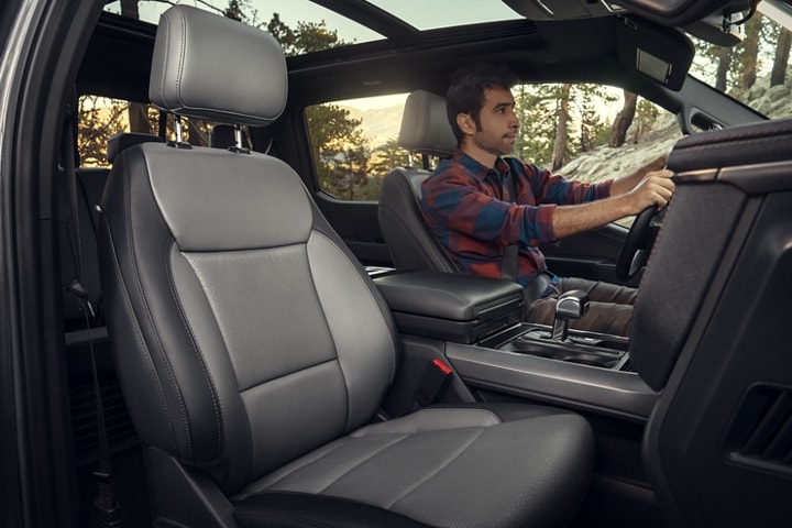 Interior de la Ford F-150 Lightning® Platinum 2023 con hermosos asientos delanteros de cuero nirvana