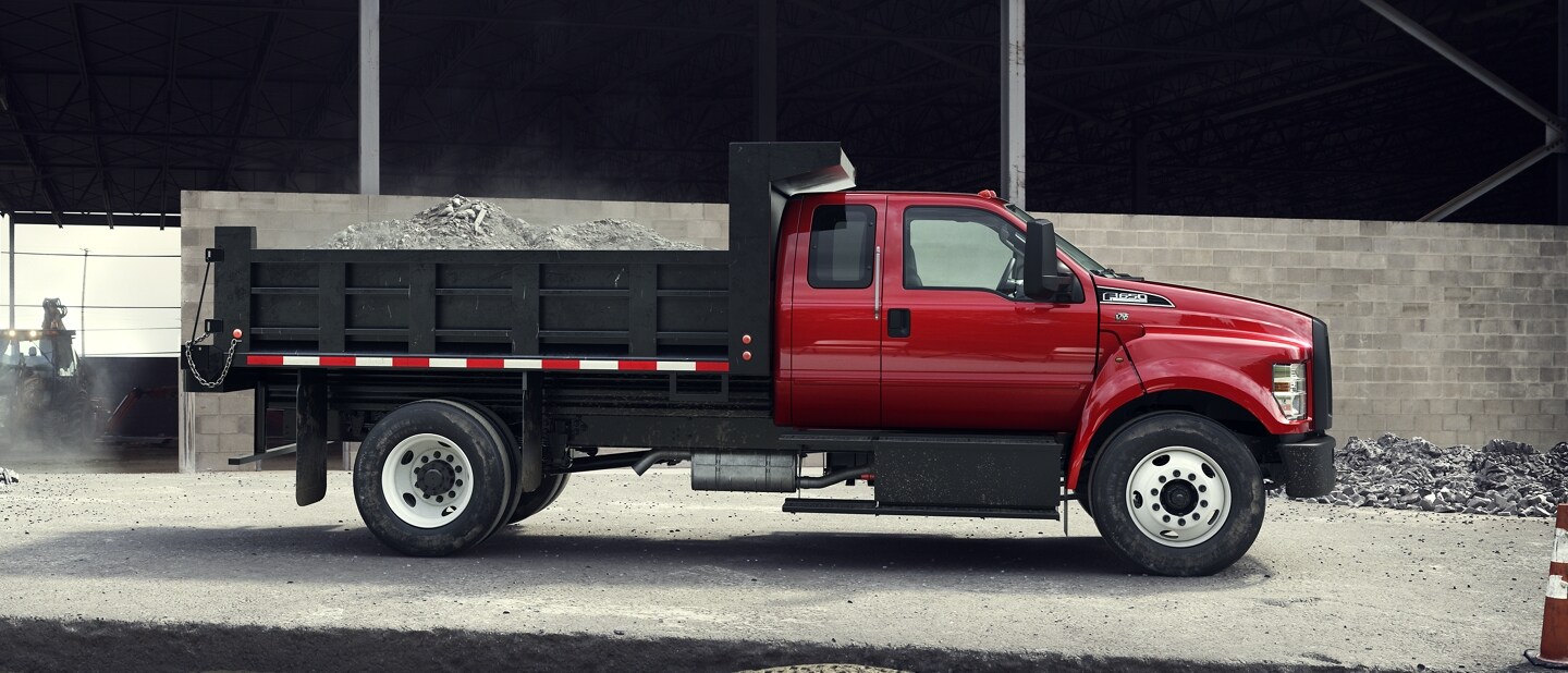 Se muestra una Ford F-650 SuperCab 2024 en Race Red con mejora de volquete