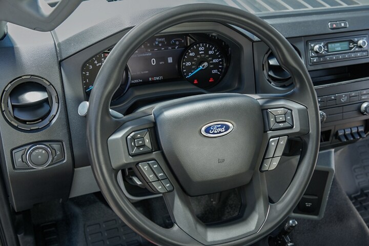 Primer plano del grupo de instrumentos y el volante eléctrico inclinable/telescópico con controles de audio de la Ford F-750 2024