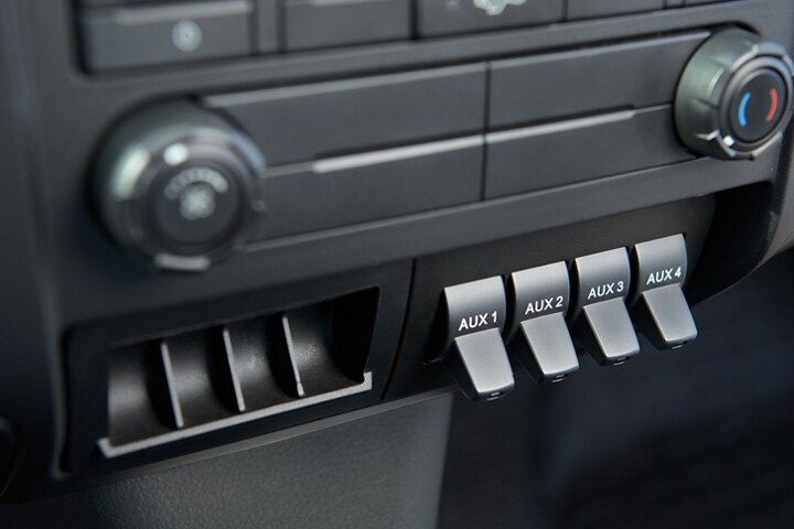 Interruptores especiales instalados en fábrica disponibles en el interior de la Ford F-750 Regular Cab 2024