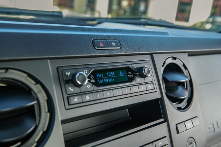 Controles de audio en una Ford 2024 para Trabajo Mediano
