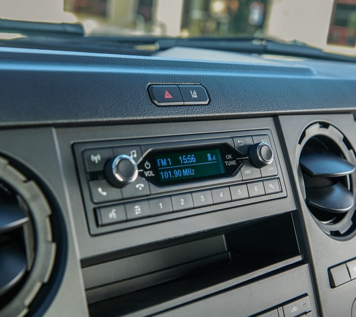 Controles de audio en una Ford 2024 para Trabajo Mediano