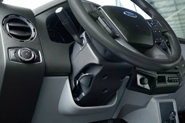 Parte inferior del volante eléctrico inclinable y telescópico con controles de audio de la Ford F-750 2024