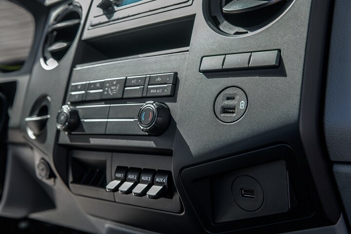 Consola central y controles de temperatura de la Ford F-750 2024